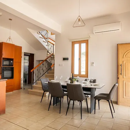 Konnos 1 - Quiet - Privacy - High Hill Seaviews - Saltwater Heated Pool *