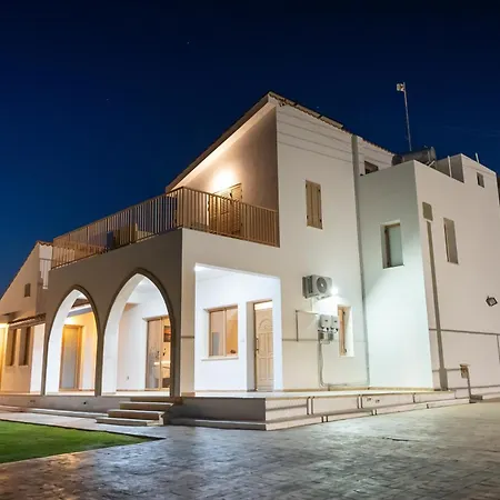 Konnos 1 - Quiet - Privacy - High Hill Seaviews - Saltwater Heated Pool *